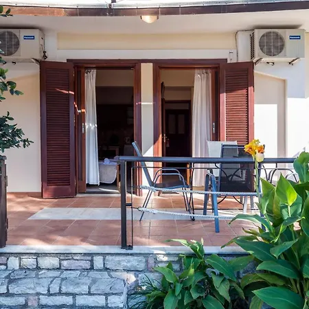 بيت ريفي Akroyali Seafront Retreat - Charming 3*